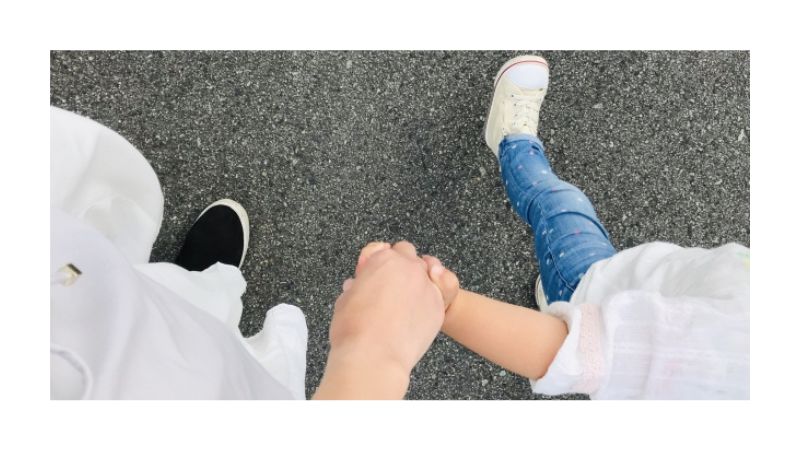 ママとこどもが手をつないで歩いている様子