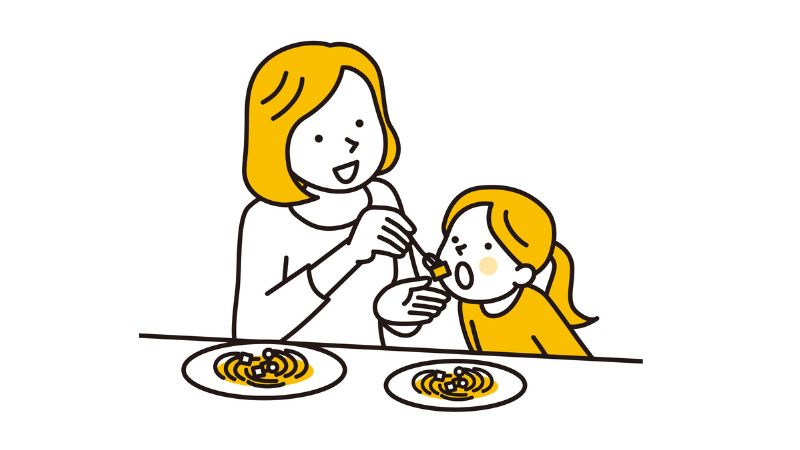 ご飯を食べる親子