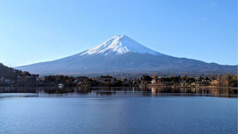 秋の河口湖と富士山のイメージ